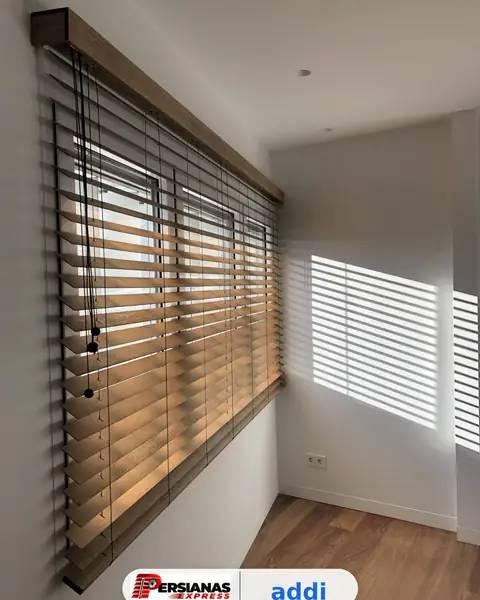 Persiana de madera color nogal en ventana