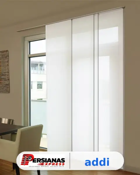 Panel japonés translúcido en comedor con ventana