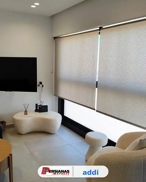 Persiana enrollable Screen en sala de televisión