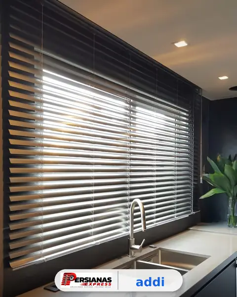 Persiana horizontal en ventana de cocina moderna