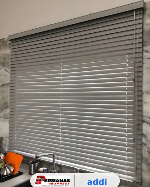 Persiana horizontal gris en ventana de cocina
