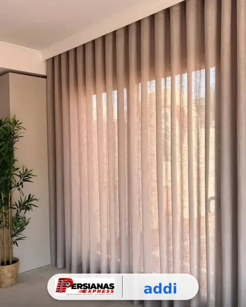 Cortina de velo tono rosado en sala con planta